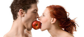 Couple-eating-apple