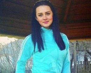 Ukrainian-woman-posing-with-makeup