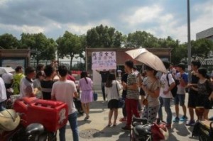 china-student-offers-to-rent-his-girlfriend-for-iphone