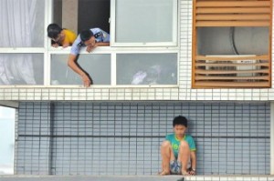 teenage-boy-climbs-onto-11th-floor