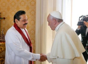 mahinda_pope_met_002
