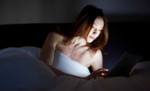 using-smart-phone-before-bed