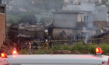 பாக்கிஸ்தானில் பொதுமக்கள் குடியிருப்பின் மீது விழுந்து நொருங்கியது இராணுவவிமானம்- 17 பேர் பலி
